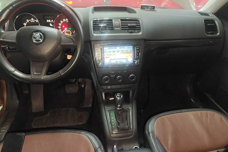 Used Skoda Yeti 2016 1.4TSI DSG Advanced Edition Gear Lever