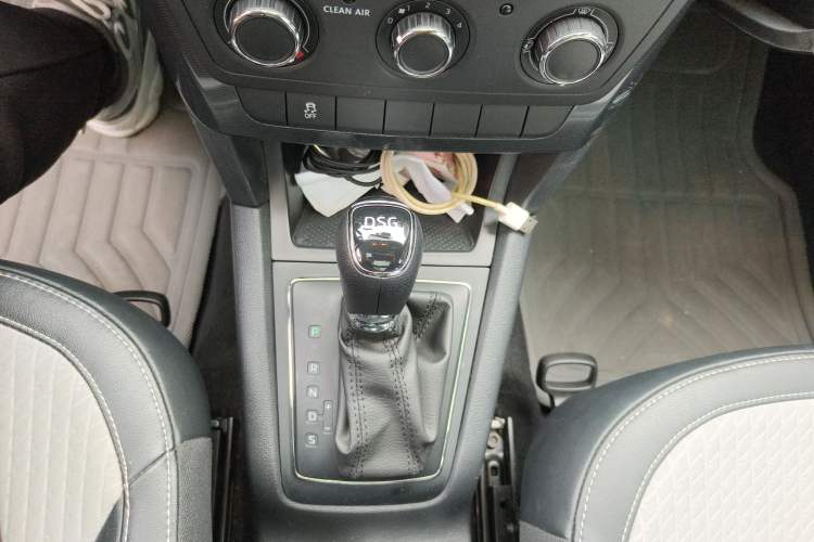 Used Skoda Yeti 2016 1.4TSI DSG Advanced Edition Gear Lever