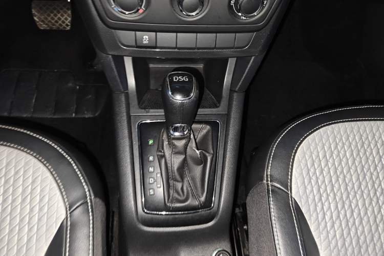 Used Skoda Yeti 2016 1.4TSI DSG Advanced Edition Gear Lever