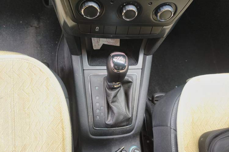 Used Skoda Yeti 2016 1.4TSI DSG Advanced Edition Gear Lever