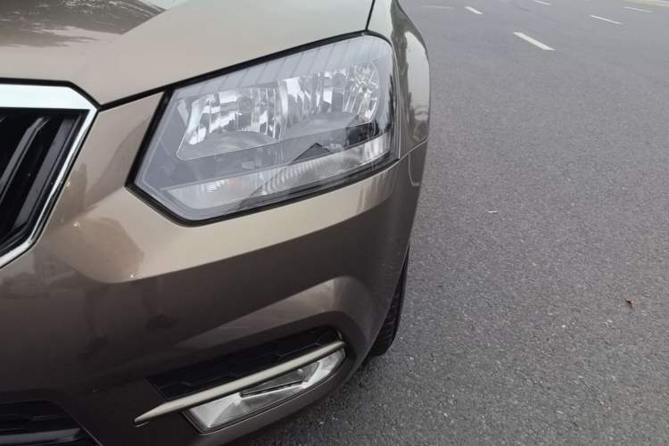 Used Skoda Yeti 2016 1.4TSI DSG Advanced Edition Left Front Headlight