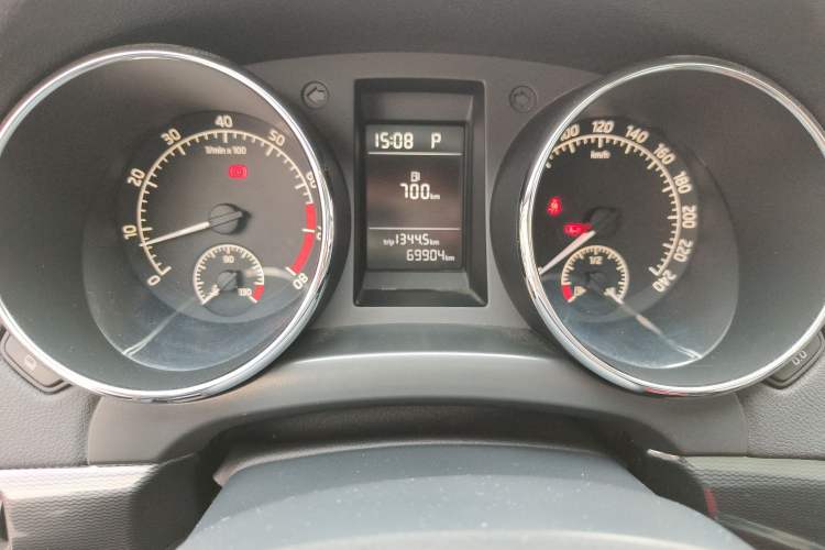 Used Skoda Yeti 2016 1.4TSI DSG Advanced Edition Odometer Close Up