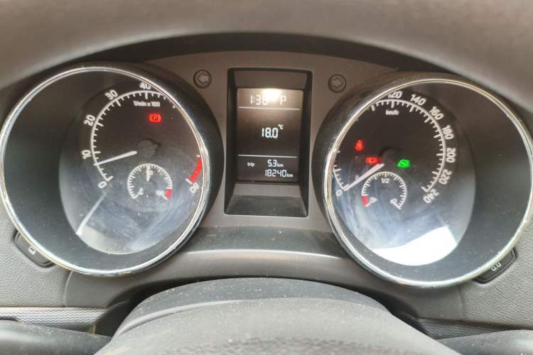 Used Skoda Yeti 2016 1.4TSI DSG Advanced Edition Odometer Close Up