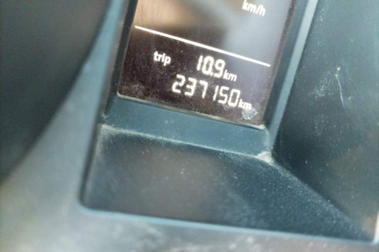 Used Skoda Yeti 2016 1.6L Manual Front-Wheel-Drive Version Odometer Close Up