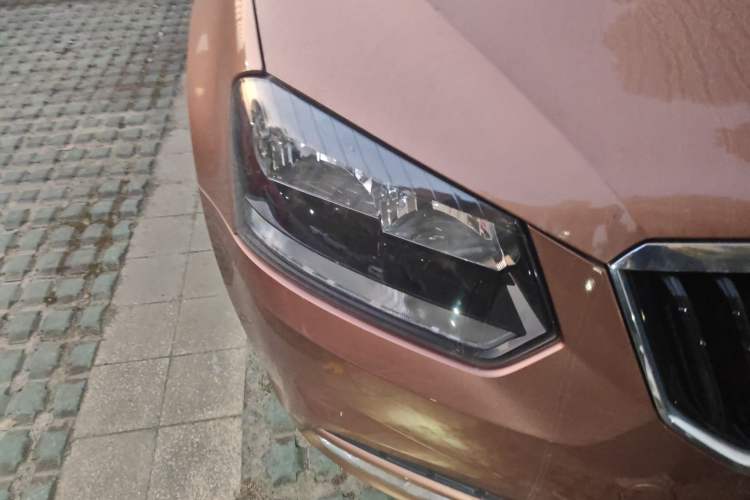Used Skoda Yeti 2016 1.4TSI Manual Entry-Level Model Right Front Headlight