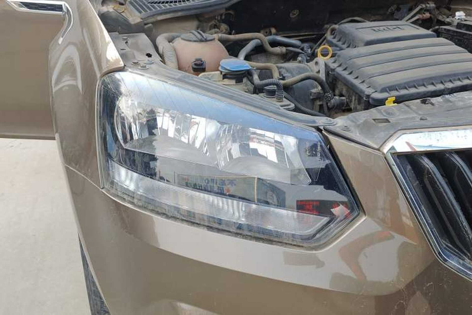Used Skoda Yeti 2016 1.6L Manual Front-Wheel-Drive Version Right Front Headlight