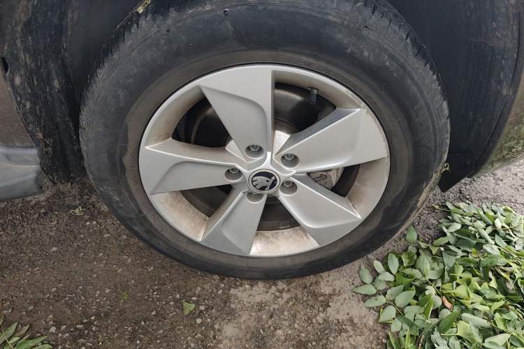 Used Skoda Yeti 2016 1.4TSI DSG Advanced Edition Right Front Wheel Hub