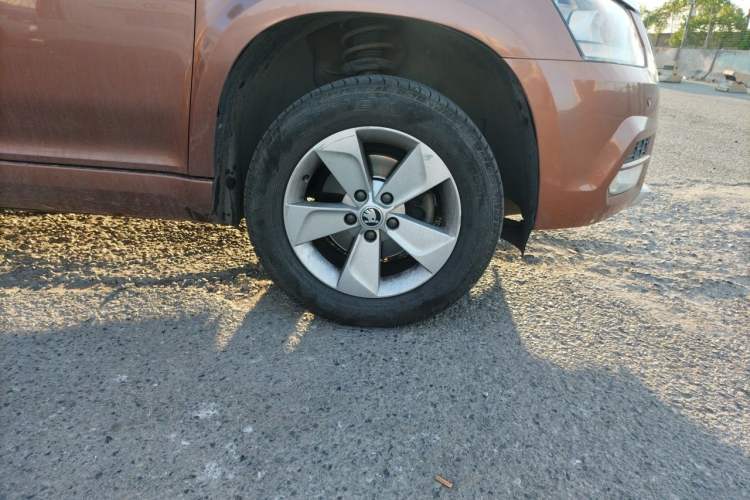 Used Skoda Yeti 2016 1.6L Manual Front-Wheel-Drive Version Right Front Wheel Hub