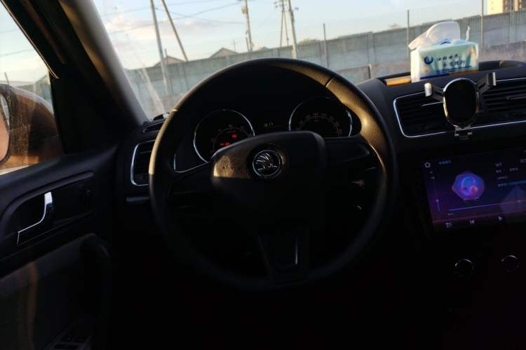 Used Skoda Yeti 2016 1.6L Manual Front-Wheel-Drive Version Steering Wheel