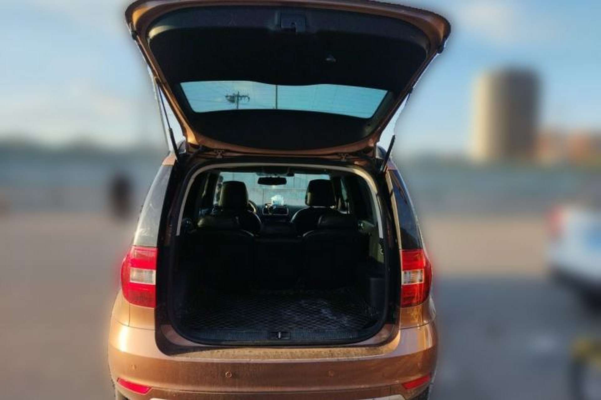 Used Skoda Yeti 2016 1.6L Manual Front-Wheel-Drive Version Trunk