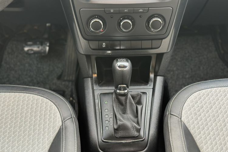 Used Skoda Yeti 2016 1.4TSI DSG Advanced Edition Gear Lever