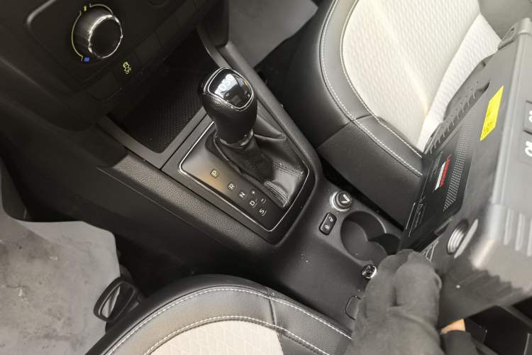 Used Skoda Yeti 2016 1.4TSI DSG Advanced Edition Gear Lever