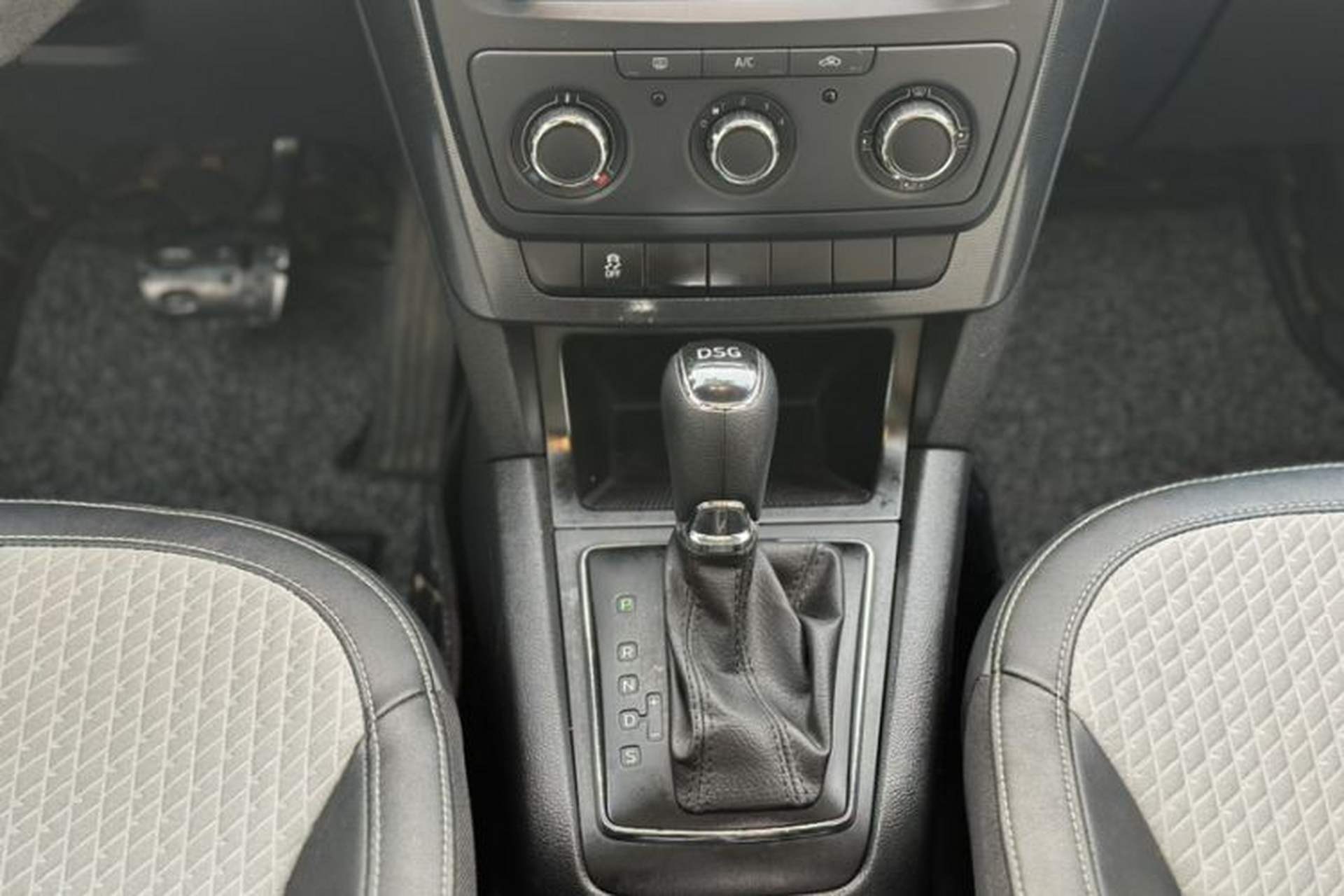 Used Skoda Yeti 2016 1.4TSI DSG Advanced Edition Interior 6