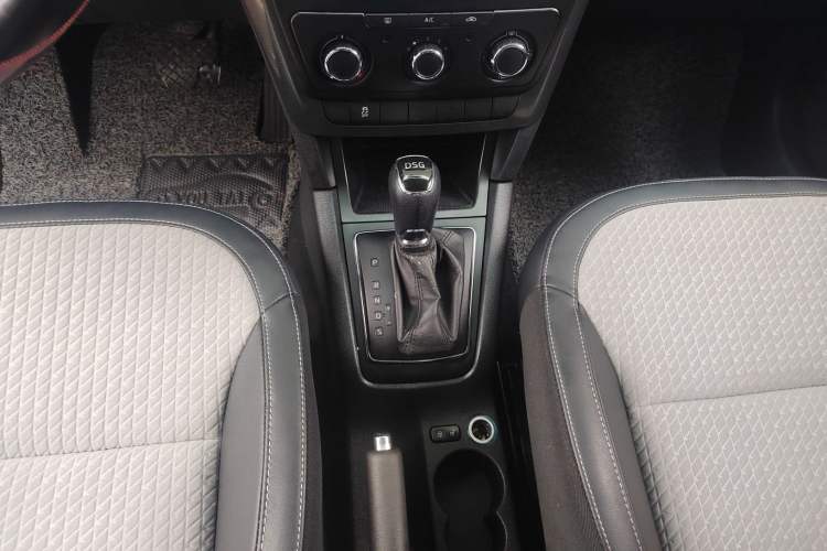 Used Skoda Yeti 2016 1.4TSI DSG Advanced Edition Gear Lever