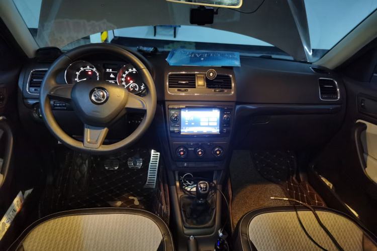 Used Skoda Yeti 2016 1.4TSI Manual Entry-Level Model Center Console