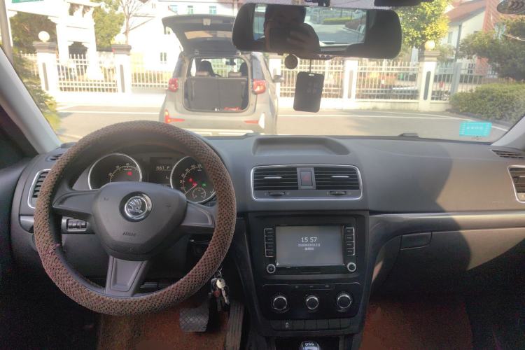 Used Skoda Yeti 2016 1.4TSI DSG Advanced Edition Center Console