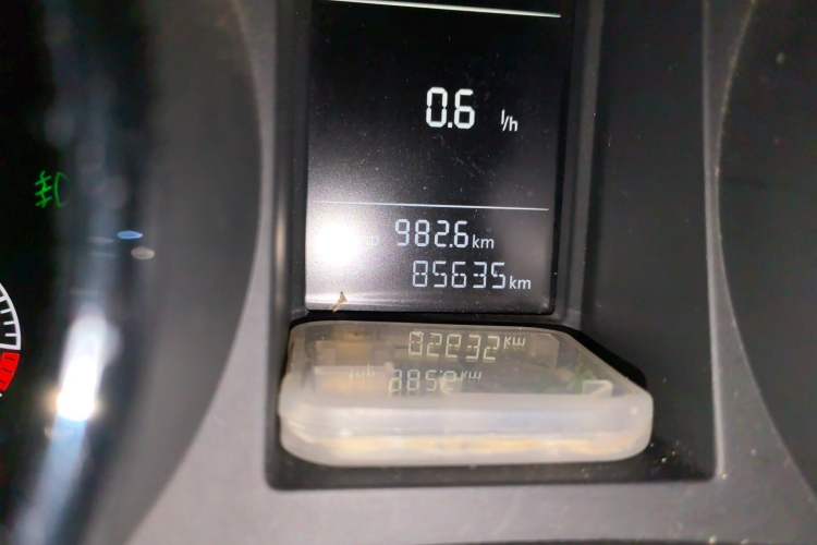 Used Skoda Yeti 2016 1.4TSI DSG Advanced Edition Odometer Close Up