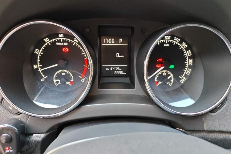 Used Skoda Yeti 2016 1.4TSI DSG Advanced Edition Odometer Close Up