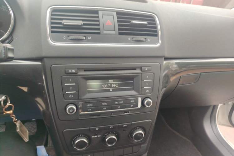 Used Skoda Yeti 2016 1.6L Manual Front-Wheel-Drive Version Audio And AC Panel