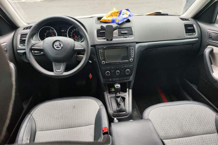 Used Skoda Yeti 2016 1.4TSI DSG Advanced Edition Center Console