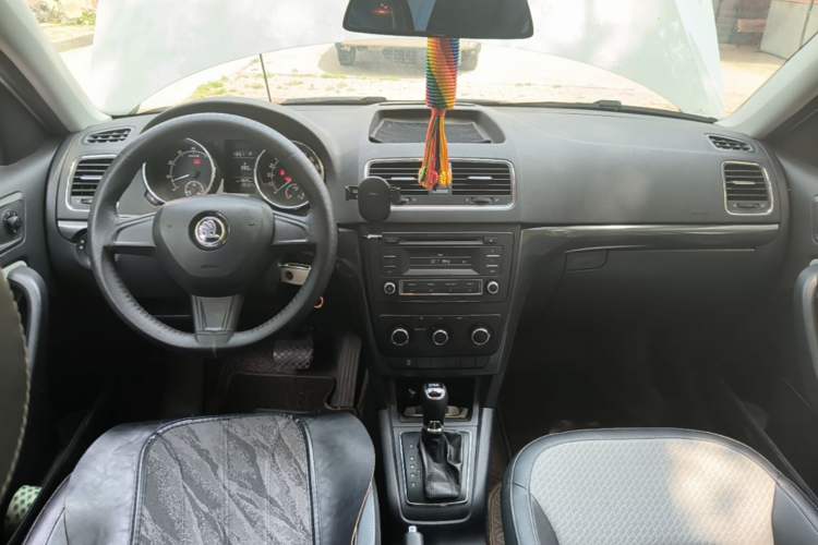 Used Skoda Yeti 2016 1.4TSI DSG Advanced Edition Center Console