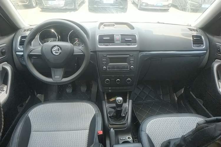 Used Skoda Yeti 2016 1.4TSI Manual Entry-Level Model Center Console