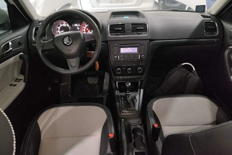 Used Skoda Yeti 2016 1.4TSI DSG Advanced Edition Center Console