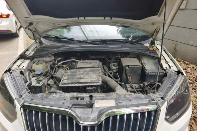 Used Skoda Yeti 2016 1.6L Manual Front-Wheel-Drive Version Engine Bay