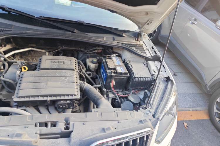 Used Skoda Yeti 2016 1.6L Manual Front-Wheel-Drive Version Engine Bay Left