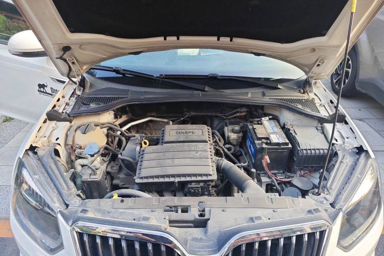 Used Skoda Yeti 2016 1.6L Manual Front-Wheel-Drive Version Engine Bay