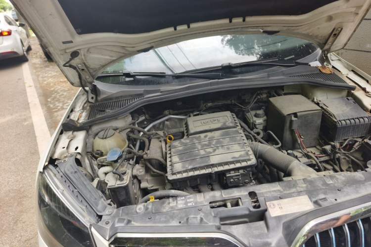 Used Skoda Yeti 2016 1.6L Manual Front-Wheel-Drive Version Engine Bay Right