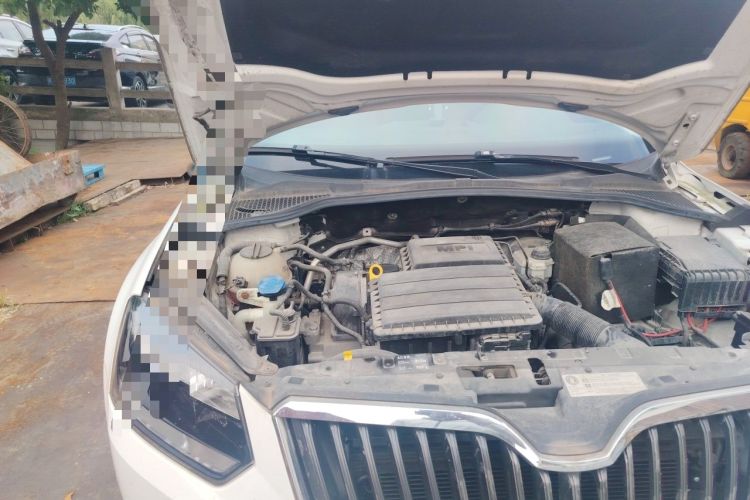 Used Skoda Yeti 2016 1.6L Manual Front-Wheel-Drive Version Engine Bay Right