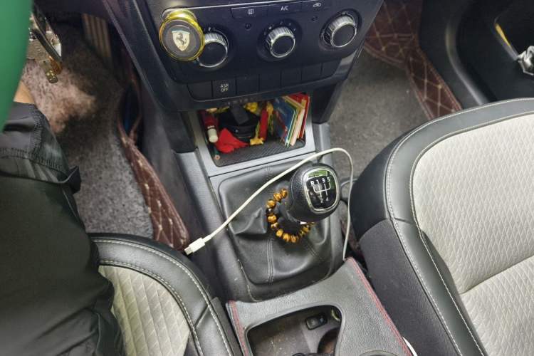 Used Skoda Yeti 2016 1.6L Manual Front-Wheel-Drive Version Gear Lever