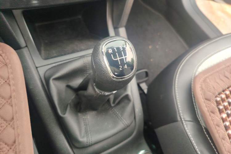 Used Skoda Yeti 2016 1.6L Manual Front-Wheel-Drive Version Gear Lever