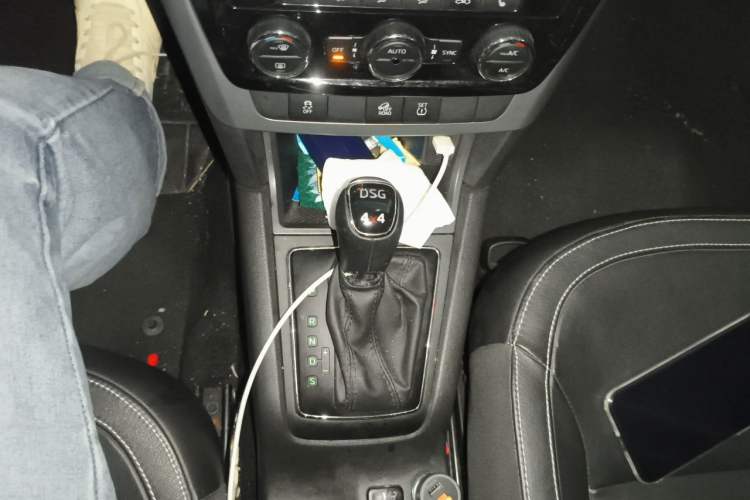 Used Skoda Yeti 2016 1.8TSI DSG Prestige Edition Gear Lever