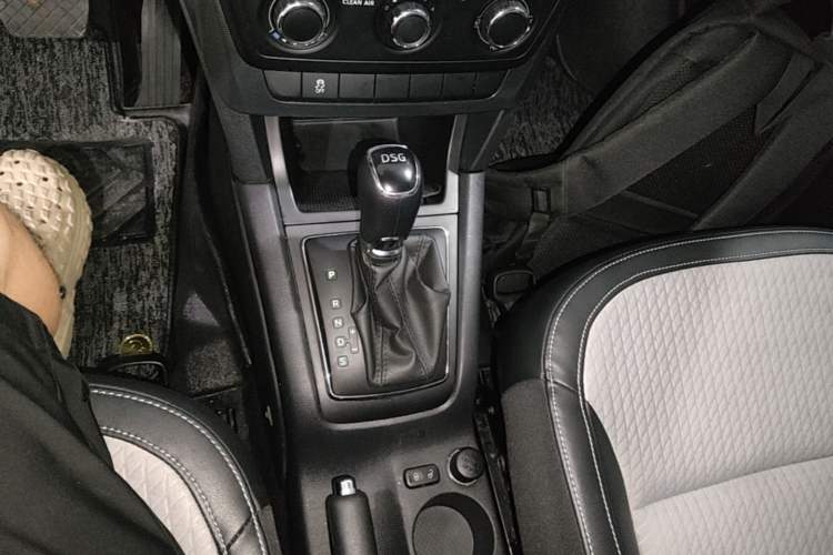 Used Skoda Yeti 2016 1.4TSI DSG Advanced Edition Gear Lever