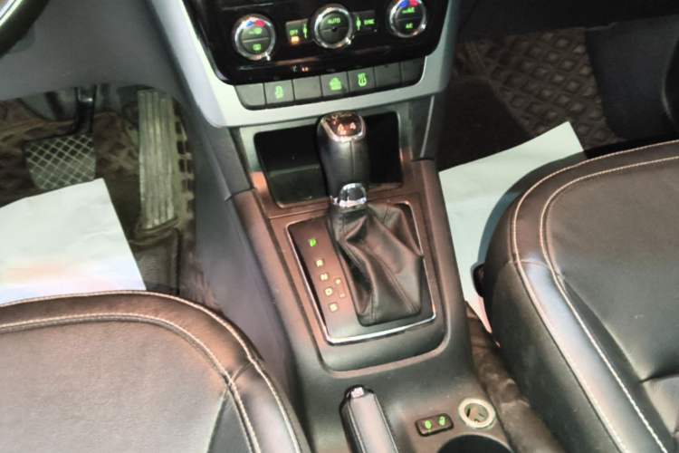 Used Skoda Yeti 2016 1.8TSI DSG Prestige Edition Gear Lever