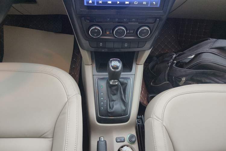 Used Skoda Yeti 2016 1.4TSI DSG Style Edition Gear Lever