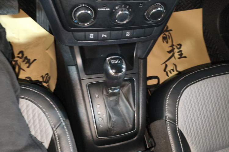 Used Skoda Yeti 2016 1.4TSI DSG Advanced Edition Gear Lever