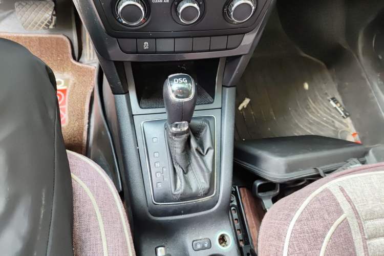 Used Skoda Yeti 2016 1.4TSI DSG Advanced Edition Gear Lever