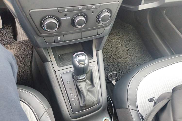 Used Skoda Yeti 2016 1.4TSI DSG Advanced Edition Gear Lever
