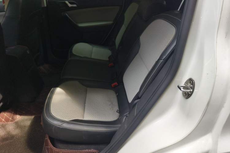Used Skoda Yeti 2016 1.6L Manual Front-Wheel-Drive Version Left Rear Seat