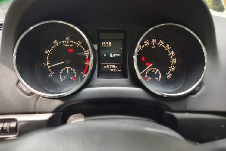 Used Skoda Yeti 2016 1.6L Manual Front-Wheel-Drive Version Odometer Close Up