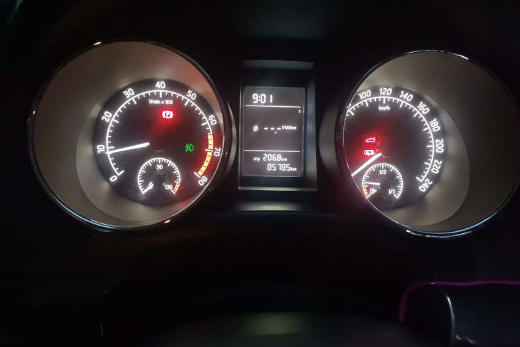 Used Skoda Yeti 2016 1.4TSI Manual Entry-Level Model Odometer Close Up
