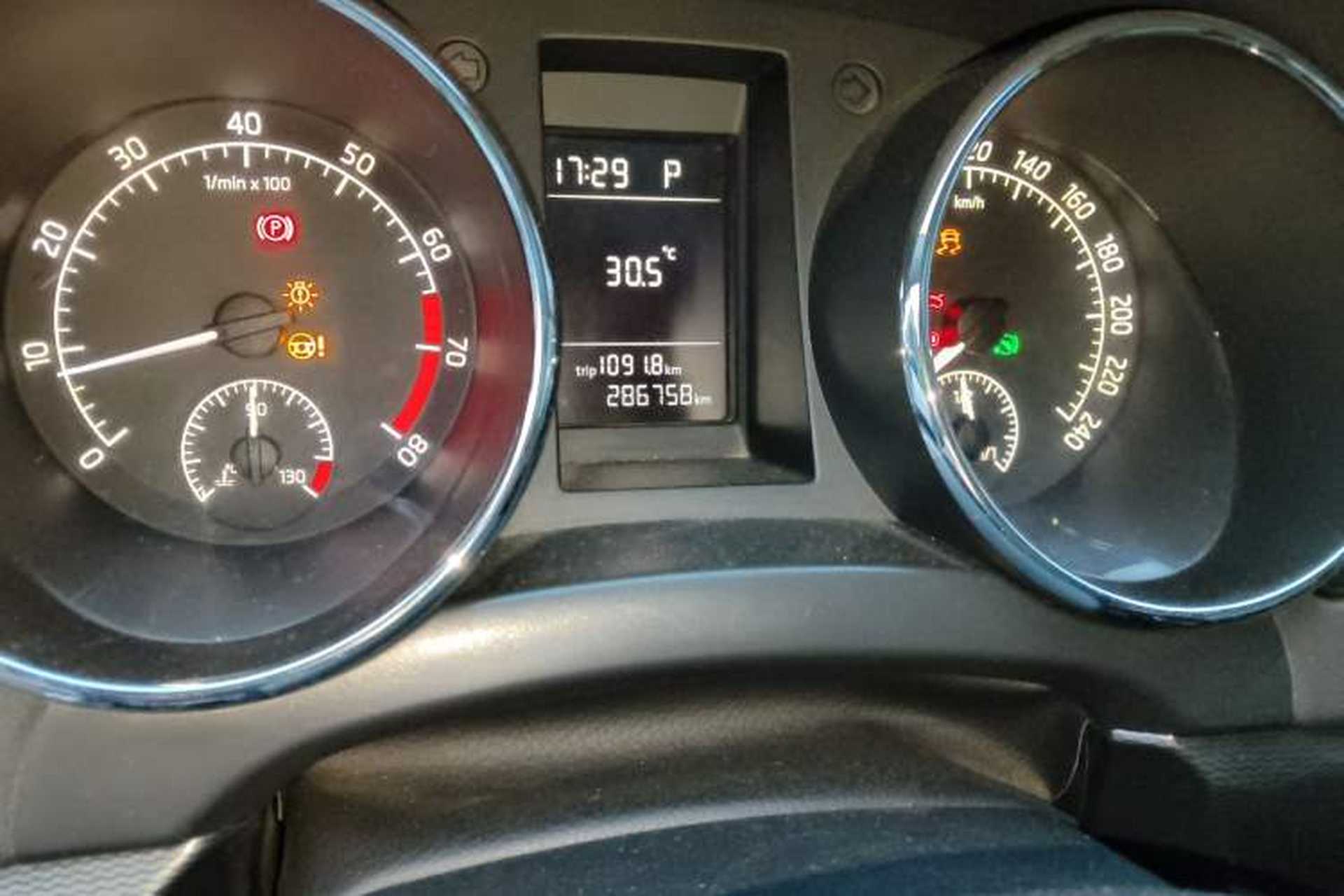 Used Skoda Yeti 2016 1.4TSI DSG Advanced Edition Odometer Close Up