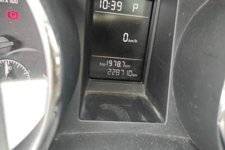 Used Skoda Yeti 2016 1.4TSI DSG Advanced Edition Odometer Close Up
