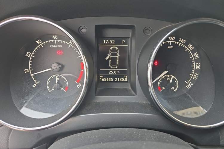 Used Skoda Yeti 2016 1.4TSI DSG Prestige Edition Odometer Close Up
