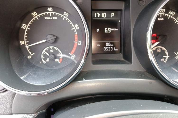 Used Skoda Yeti 2016 1.4TSI DSG Advanced Edition Odometer Close Up