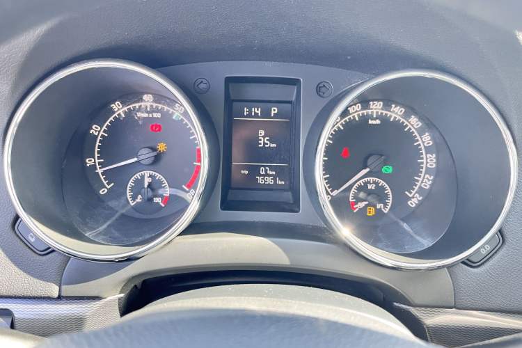 Used Skoda Yeti 2016 1.4TSI DSG Advanced Edition Odometer Close Up