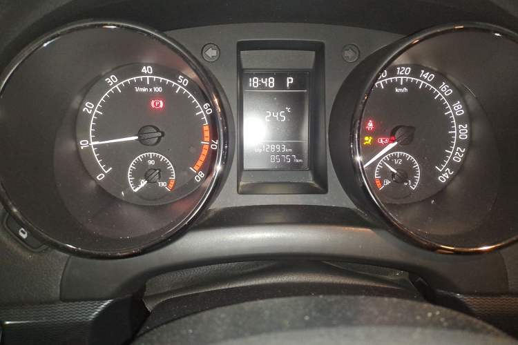 Used Skoda Yeti 2016 1.4TSI DSG Advanced Edition Odometer Close Up